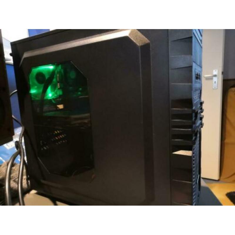 Game pc met beeldscherm, toetsenbord, muis en 2.1 speakerset