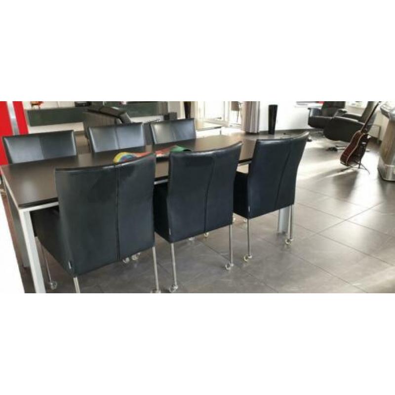 Mooie tafel met trespablad en 6 stoelen en zelfde salontafe