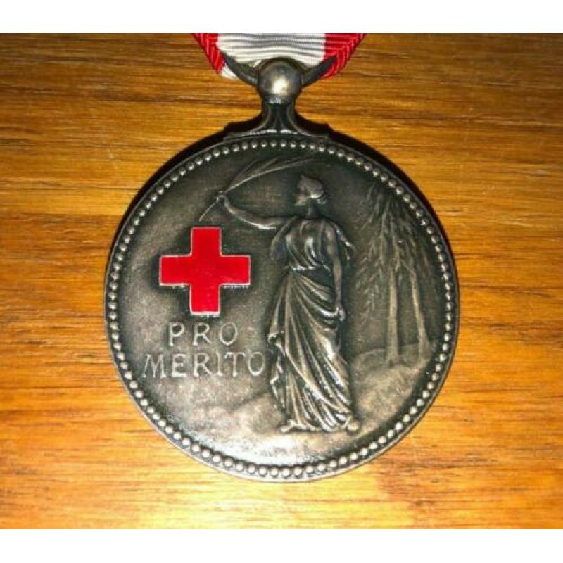 Zilveren Rode Kruis medaille.
