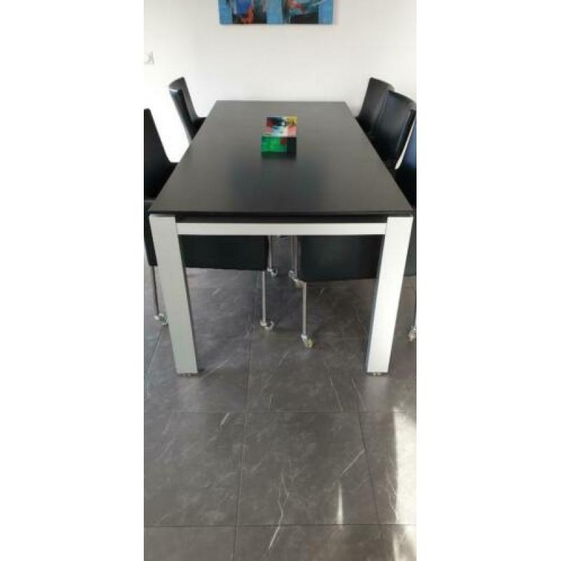 Mooie tafel met trespablad en 6 stoelen en zelfde salontafe