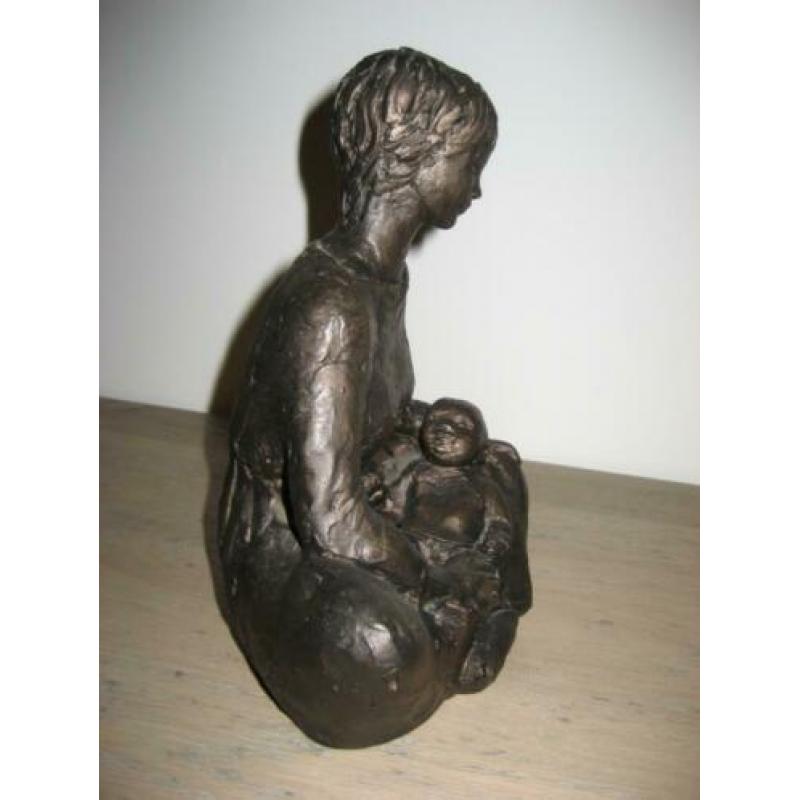 Beeld vrouw met kind 21 cm hoog bronskleur