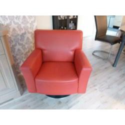 Fauteuil op draaivoet met 6 bijpassende eetkamer stoelen.