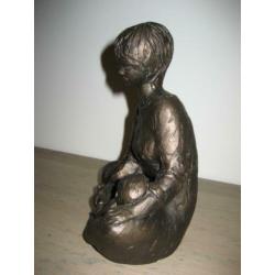 Beeld vrouw met kind 21 cm hoog bronskleur