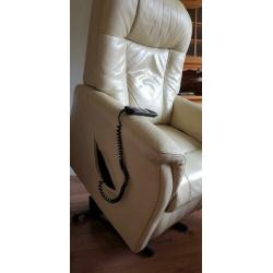 PROMINENT Sta op fauteuil. Leder. Sterk verlaagd in prijs.