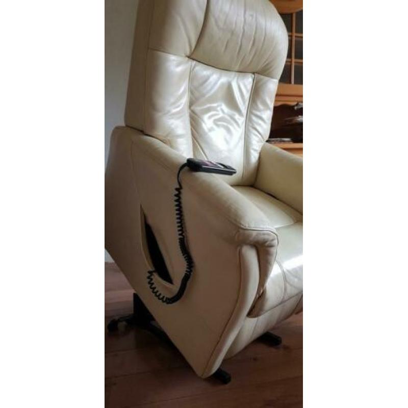 PROMINENT Sta op fauteuil. Leder. Sterk verlaagd in prijs.