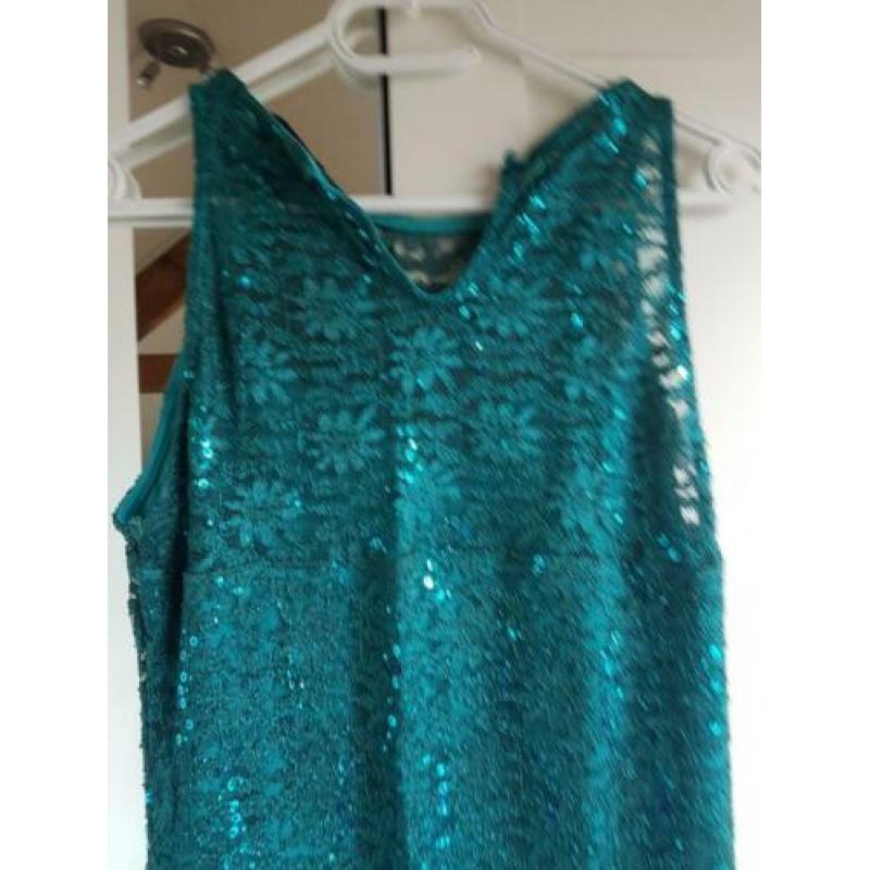 Petrol kleurige jurk met glittertjes.