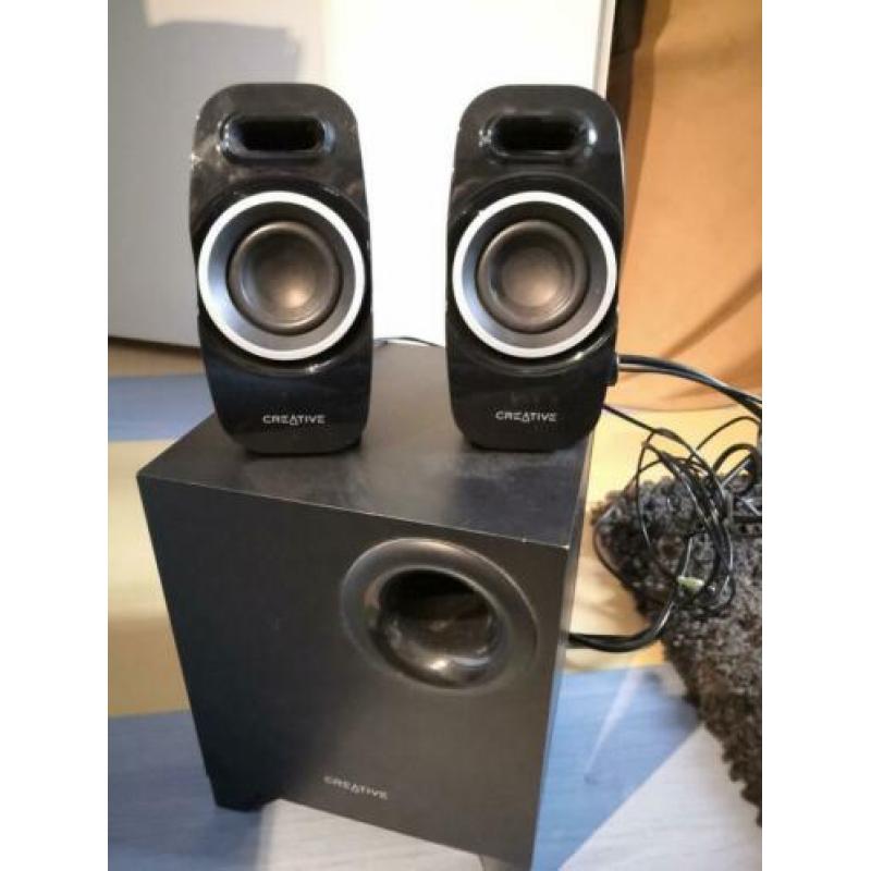 Game pc met beeldscherm, toetsenbord, muis en 2.1 speakerset
