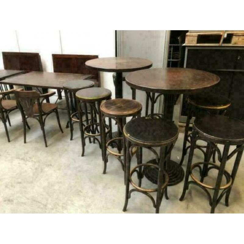oud bruin houten kroeg meubilair café stoelen tafels bankjes