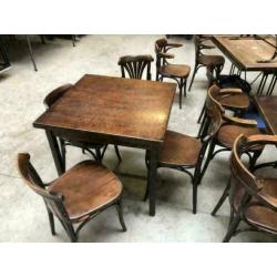 oud bruin houten kroeg meubilair café stoelen tafels bankjes