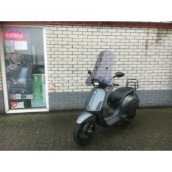 Gave vespa sprints 25km snor mat grey bj2015 6000km 4-takt