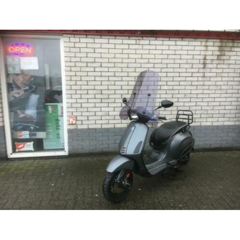Gave vespa sprints 25km snor mat grey bj2015 6000km 4-takt