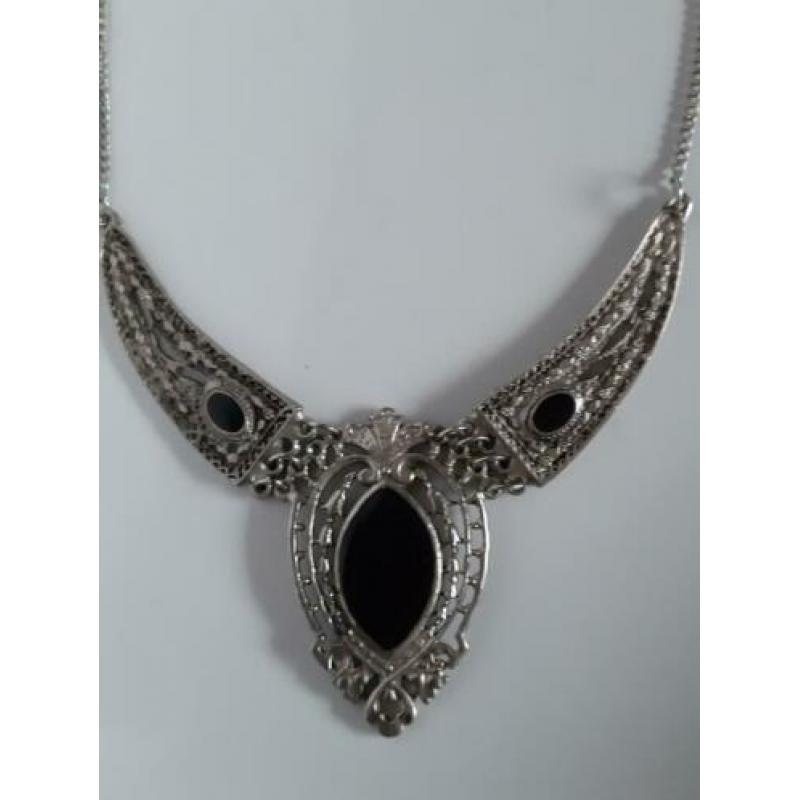Zilverkleurige vintage ketting zwarte cabochon ajour