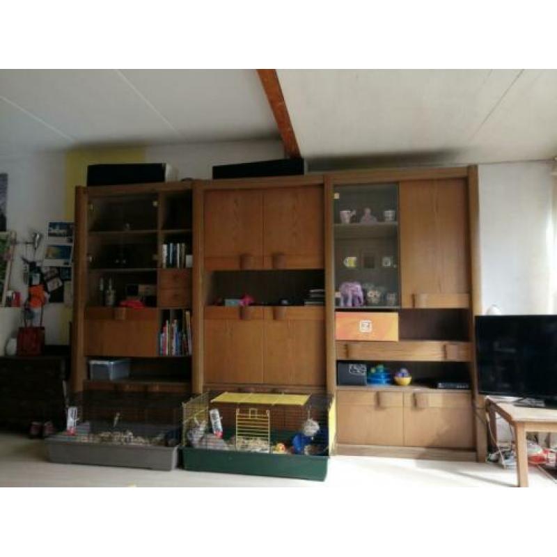 Gratis grote houten kast, bestaat uit 3 delen