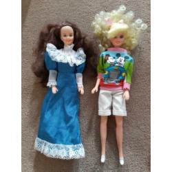Barbies, andere poppen, bijbehorende kleding en meubels