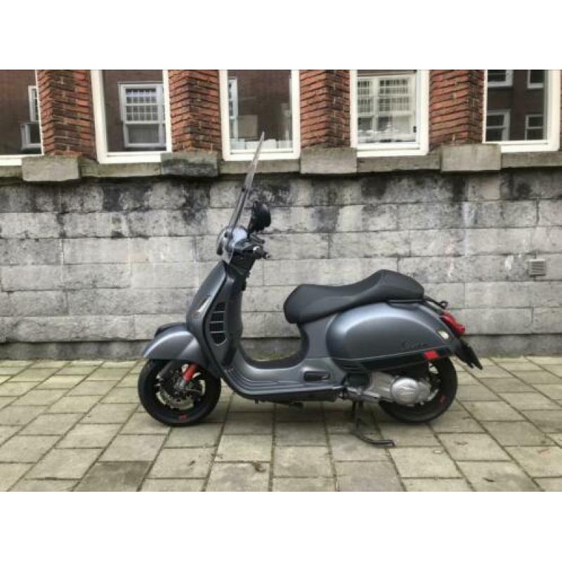 Vespa GTS 300 Titanio Matgrijs 10-2016 alle accenten + Remus