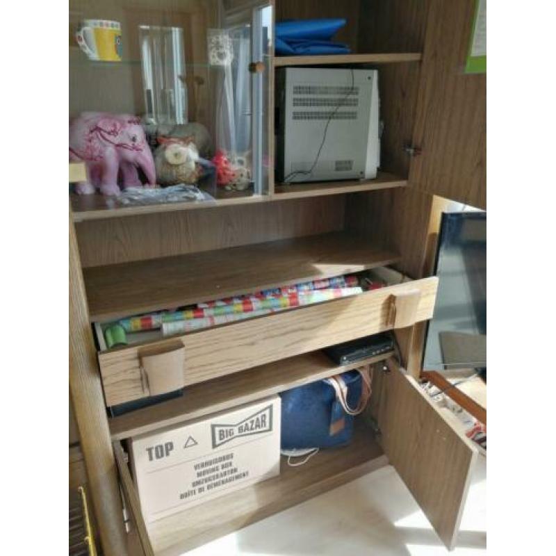 Gratis grote houten kast, bestaat uit 3 delen