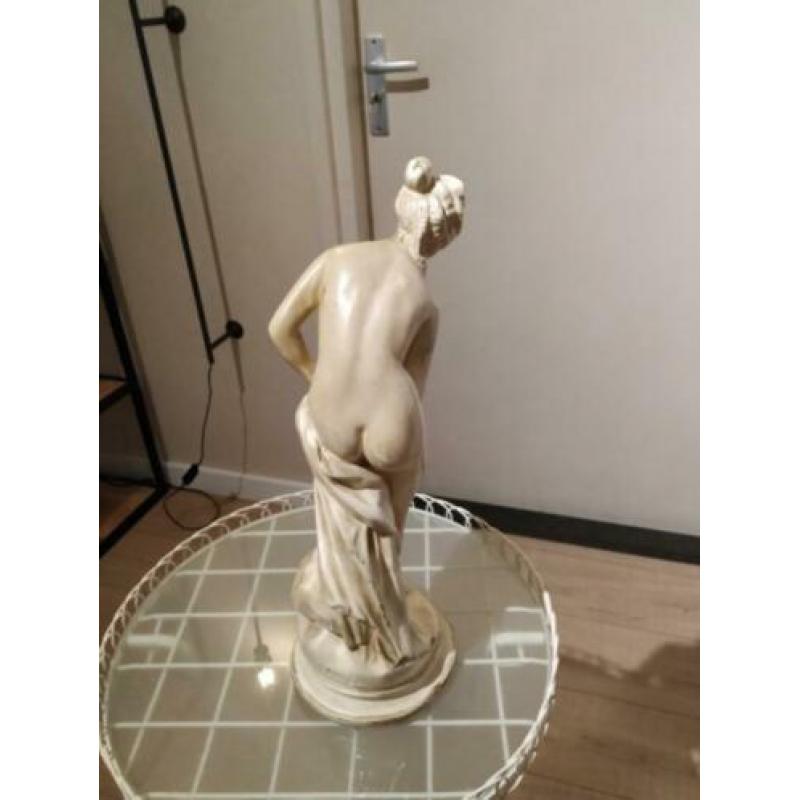 Gipsen beeld van vrouw