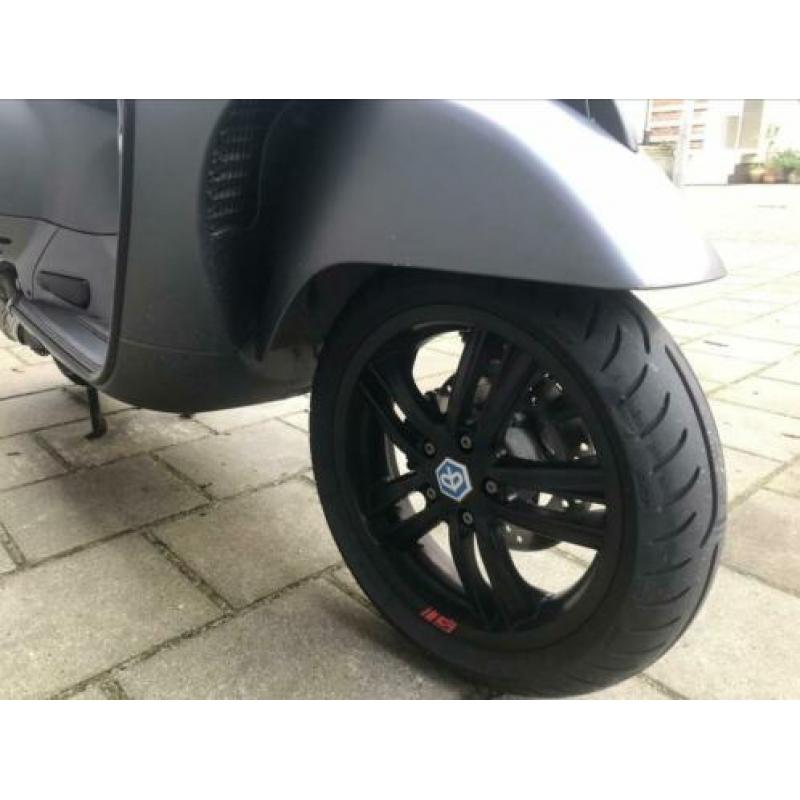 Vespa GTS 300 Titanio Matgrijs 10-2016 alle accenten + Remus