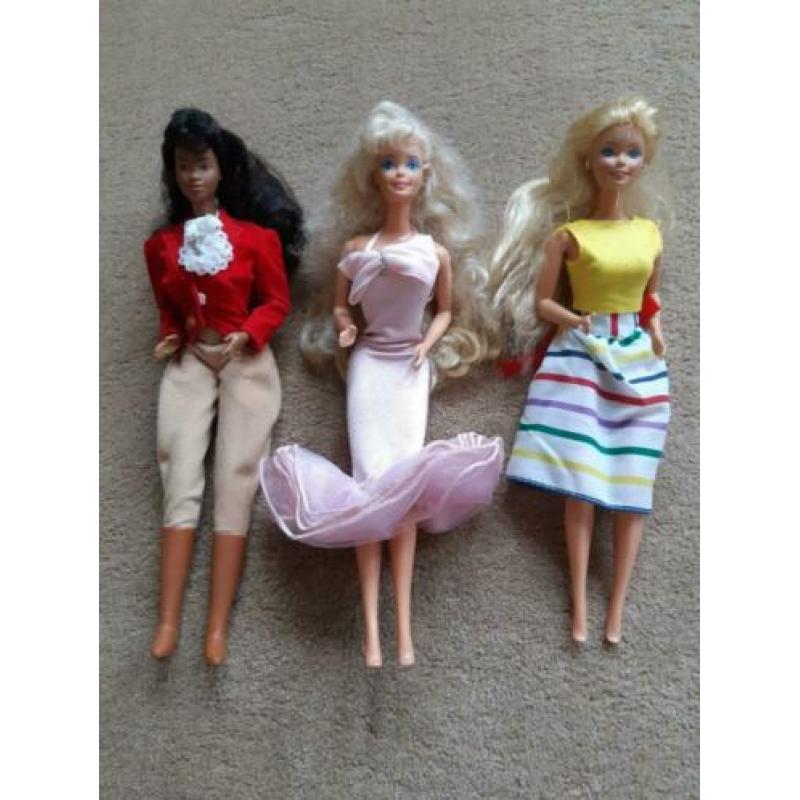 Barbies, andere poppen, bijbehorende kleding en meubels