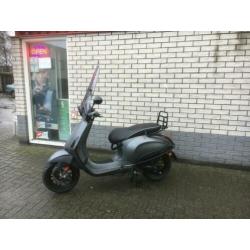 Gave vespa sprints 25km snor mat grey bj2015 6000km 4-takt