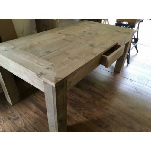 Verschillende eettafels van verouderd steigerhout