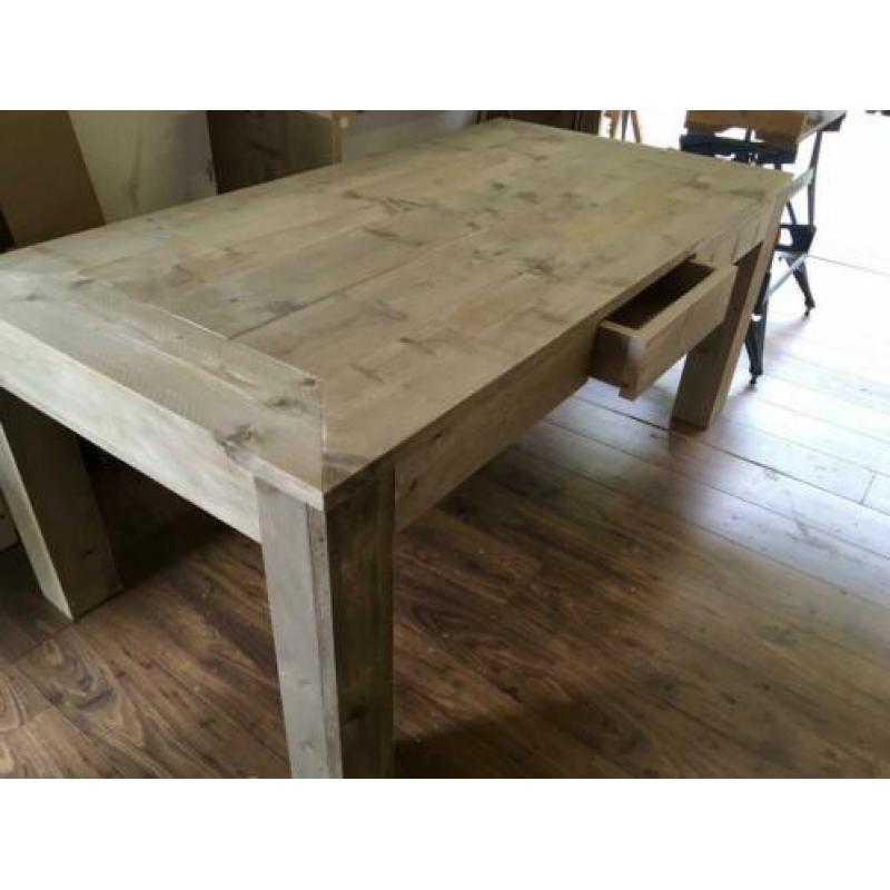 Verschillende eettafels van verouderd steigerhout