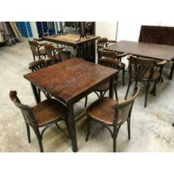 oud bruin houten kroeg meubilair café stoelen tafels bankjes