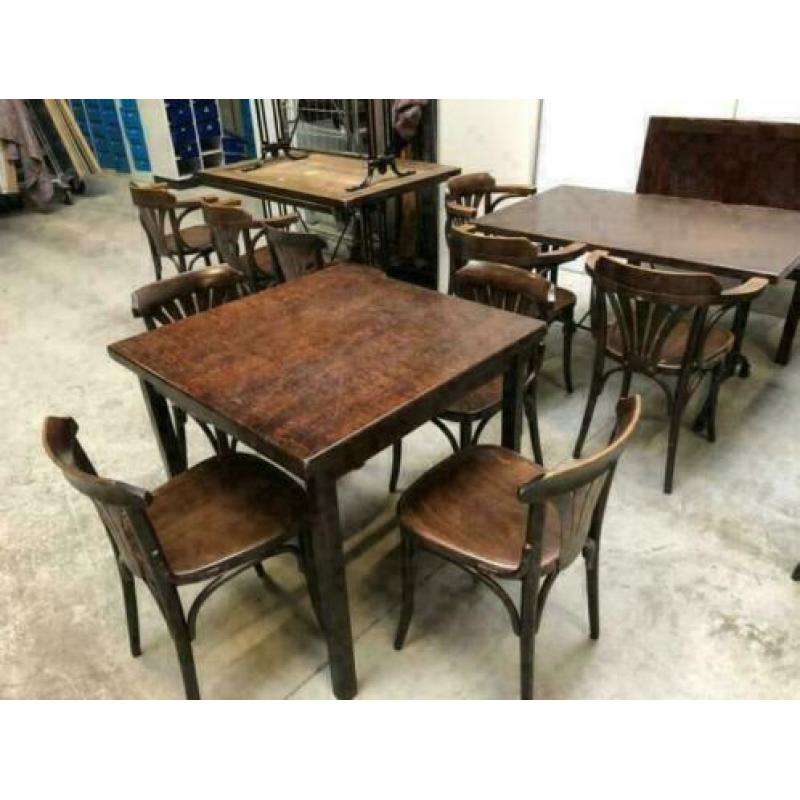 oud bruin houten kroeg meubilair café stoelen tafels bankjes