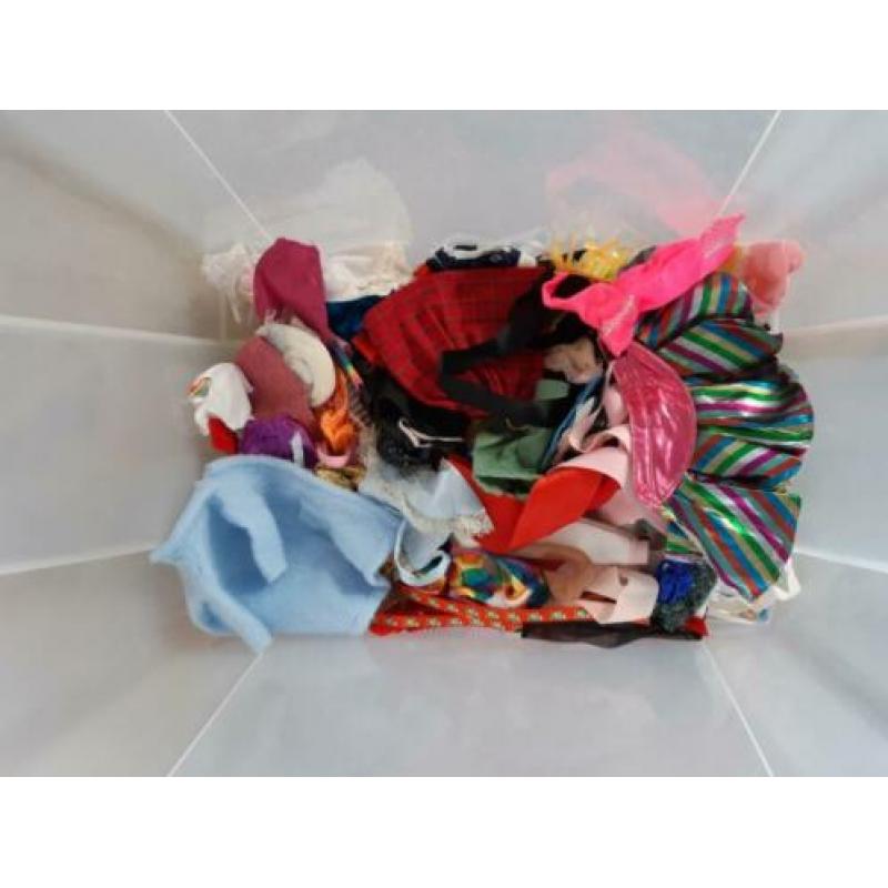 Barbies, andere poppen, bijbehorende kleding en meubels