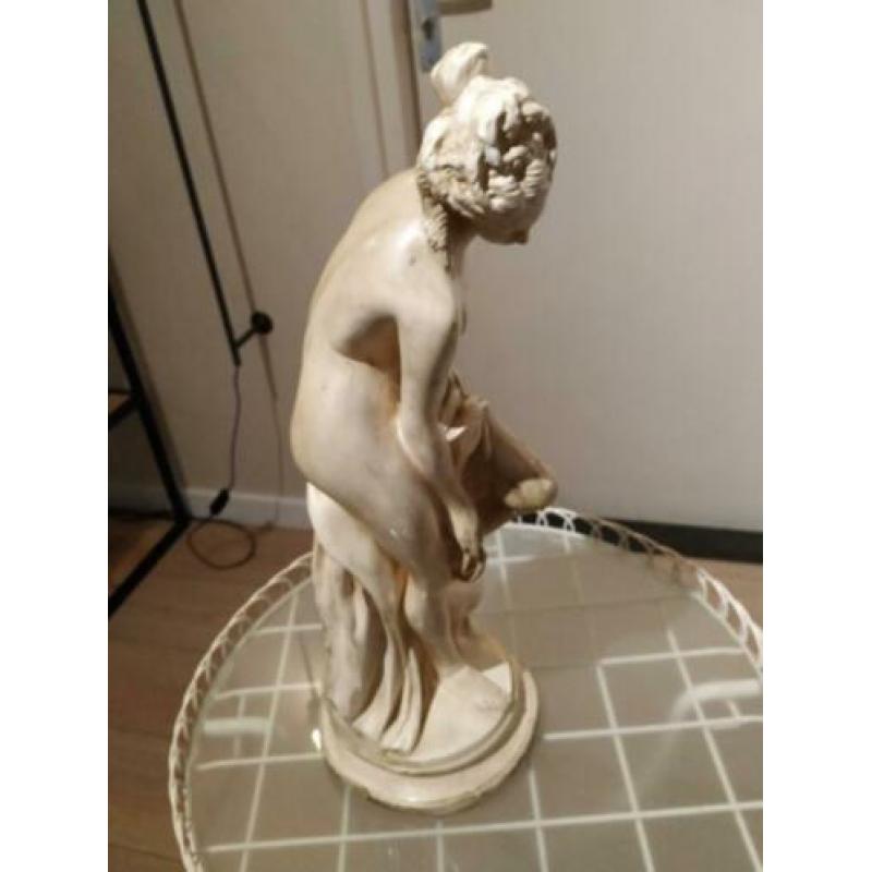 Gipsen beeld van vrouw