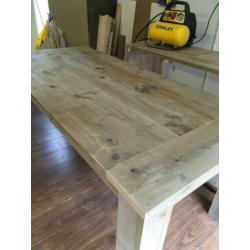 Verschillende eettafels van verouderd steigerhout