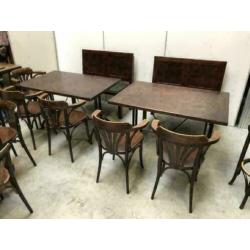 oud bruin houten kroeg meubilair café stoelen tafels bankjes