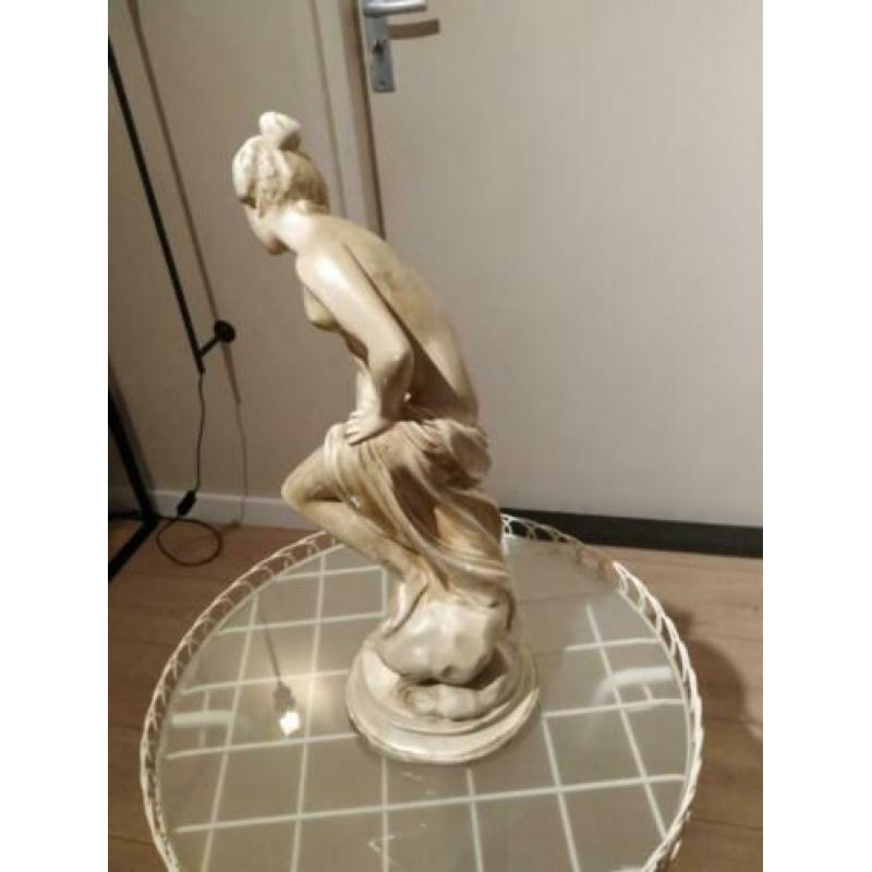 Gipsen beeld van vrouw