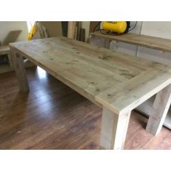 Verschillende eettafels van verouderd steigerhout