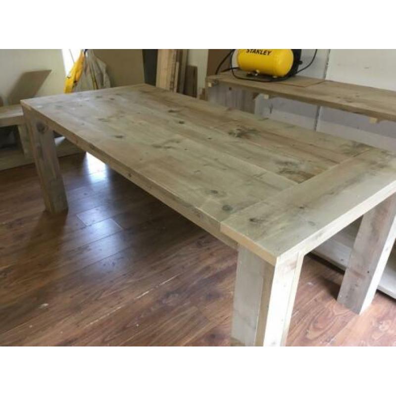 Verschillende eettafels van verouderd steigerhout