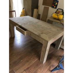 Verschillende eettafels van verouderd steigerhout