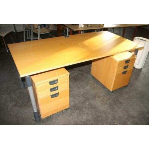 bureau met laden blok