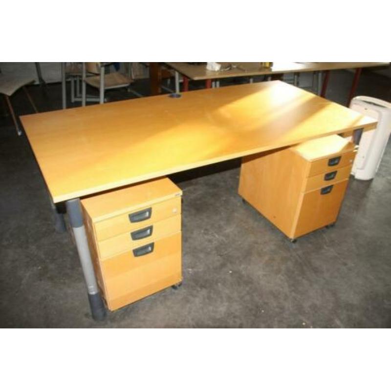 bureau met laden blok