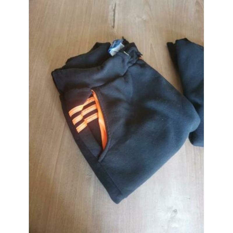 Adidas joggingpak of sportpak maat XL €15