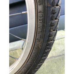 Alpina 18” meidenfiets in goede staat, met zijwieltjes