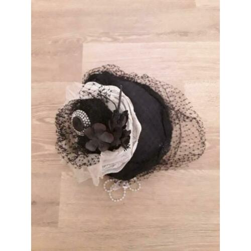 Antiek rouwhoedje met kant en strass applique