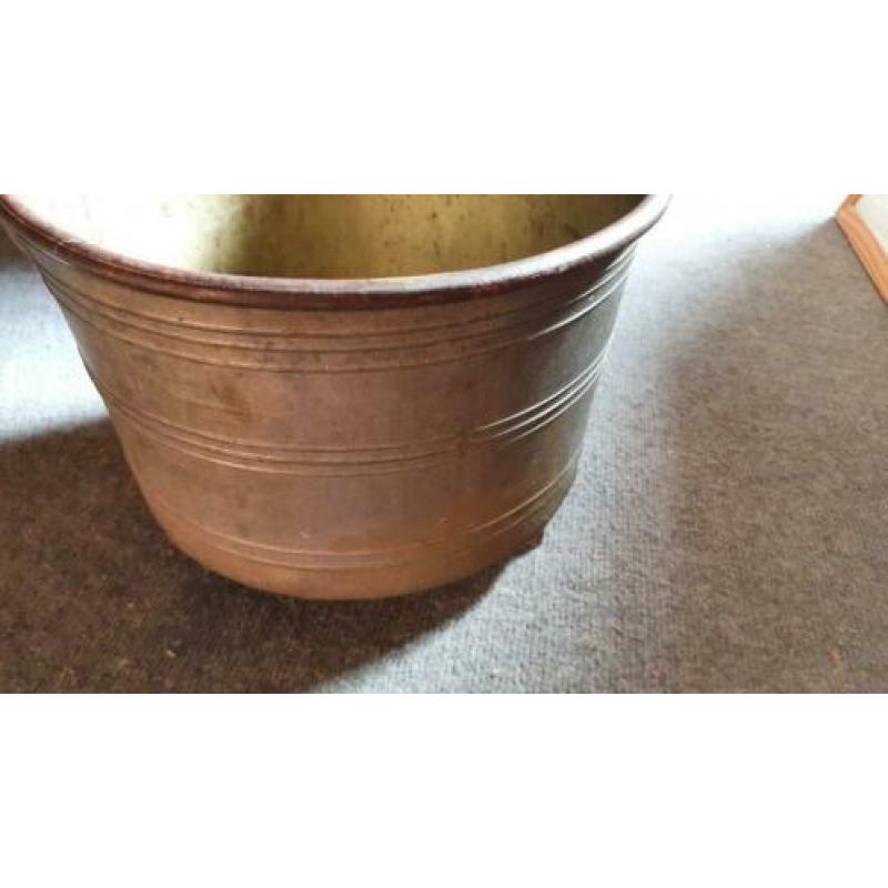 oude bronzen ketel met gietpunt
