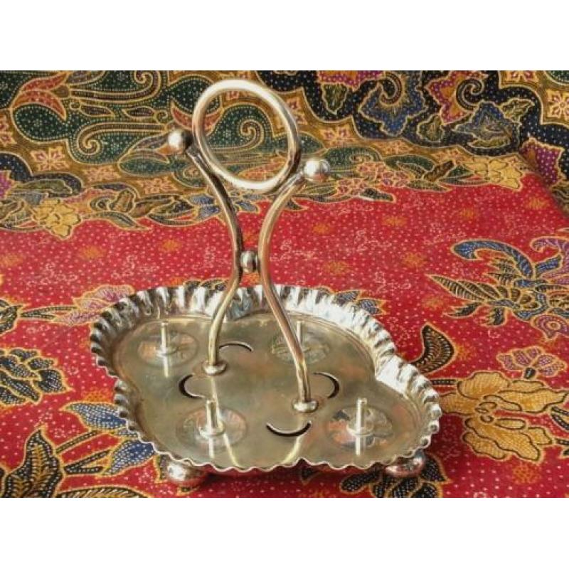Antieke Engelse silverplate houder met eierdoppen en lepels.