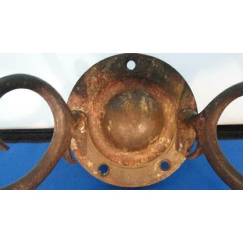 Antieke bronzen klooster kandelaar.