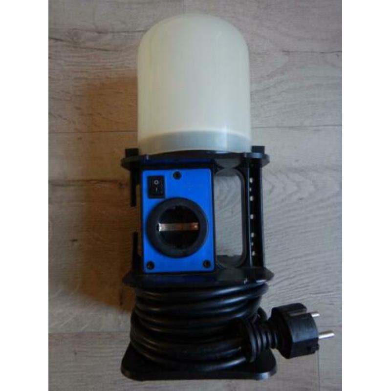 Kabel looplamp (incl. stopcontact) tegen elk aan. bod