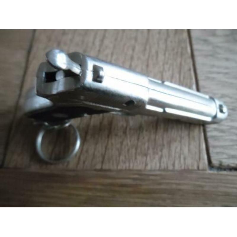Aansteker. Pistool sleutelhanger