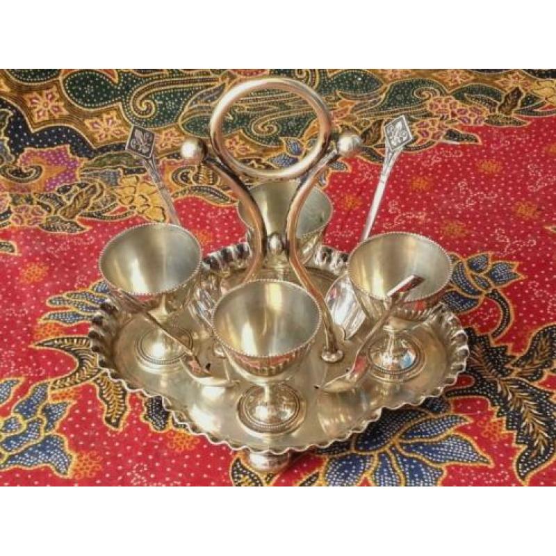 Antieke Engelse silverplate houder met eierdoppen en lepels.