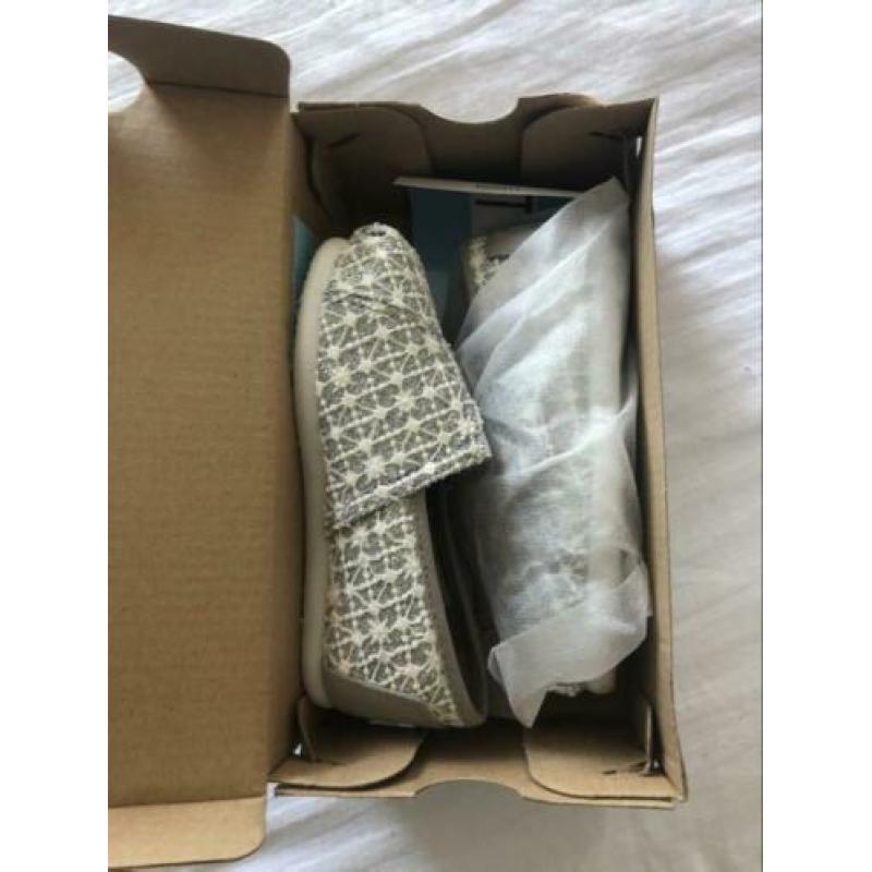 TOMS size 8 / 24,5 toddler