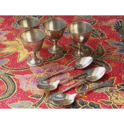 Antieke Engelse silverplate houder met eierdoppen en lepels.