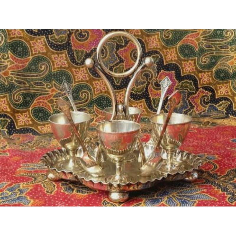 Antieke Engelse silverplate houder met eierdoppen en lepels.